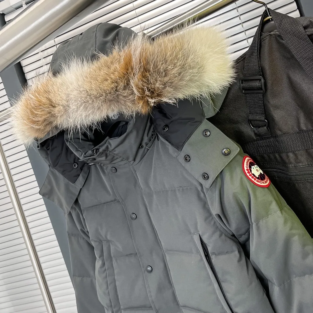 P780 Top Version 29 Canada Goose (Canada·Goose) men's models XS-XXL 🔥 Recommended single product for autumn and winter hard goods # Produced by OEM Canada Goose # The Canadian brand Canada Goose has always been recognized as the warmest down jacket, and its existence can often be seen in the winter street photos of various celebrities.            I do Canada Goose every year, but I still can’t get rid of my love for the goose. No matter how cold the weather is, there’s no need to be afraid! Because there is a big goose this year, as always, we will provide you with ruthless goods and prepare large quantities of goods. I believe that the market is already a bit bad, but we are not afraid.  Only good things are competitive, not comparing prices! No one is stupid enough to quote a high price and send old customers away! Look at price in the short term and quality in the long term!  If you care about quality, please respect its price! If what you want is cheap, please don't expect good quality! You get what you pay for, this is the rule of the market!  We really value quality. It is only worn by the one who understands you! Filling content: 90 international standard duck down! Top-grade imported wolf fur collar - natural Siberian coyote fur collar. The delicate and strong feel is the sense of life that comes from the erosion of wind and frost in nature. The fur collar is removable! There are too many imitation wolf hairs on the market, and they are usually replaced with raccoon dog hair or other fake hairs, which are not even the same quality!  I won’t say much more, everyone sells their own goods! Regarding the down content, you can feel it with your hands. There is nothing wrong with good down. Another customer said that the clothes are very light, but the ones on the market are very heavy. For us insiders, adding some filament to the clothes will make them look bulging and heavy. But we won't do that!  🔥Pure original fidelity! 🔥Everyone who has been cooperating with us in the past few years knows that the large-scale wholesale market products are incomparable to us. You are welcome to visit the brick cabinet and then come to my home to buy!          Canada Goose is the legendary warmest down jacket. One goose and a single layer of clothing are enough to withstand minus 20 degrees Celsius! Known as a must-have for Arctic outdoor sports! The most popular down jacket in the world, celebrities are rushing to buy it, it is a must-have!